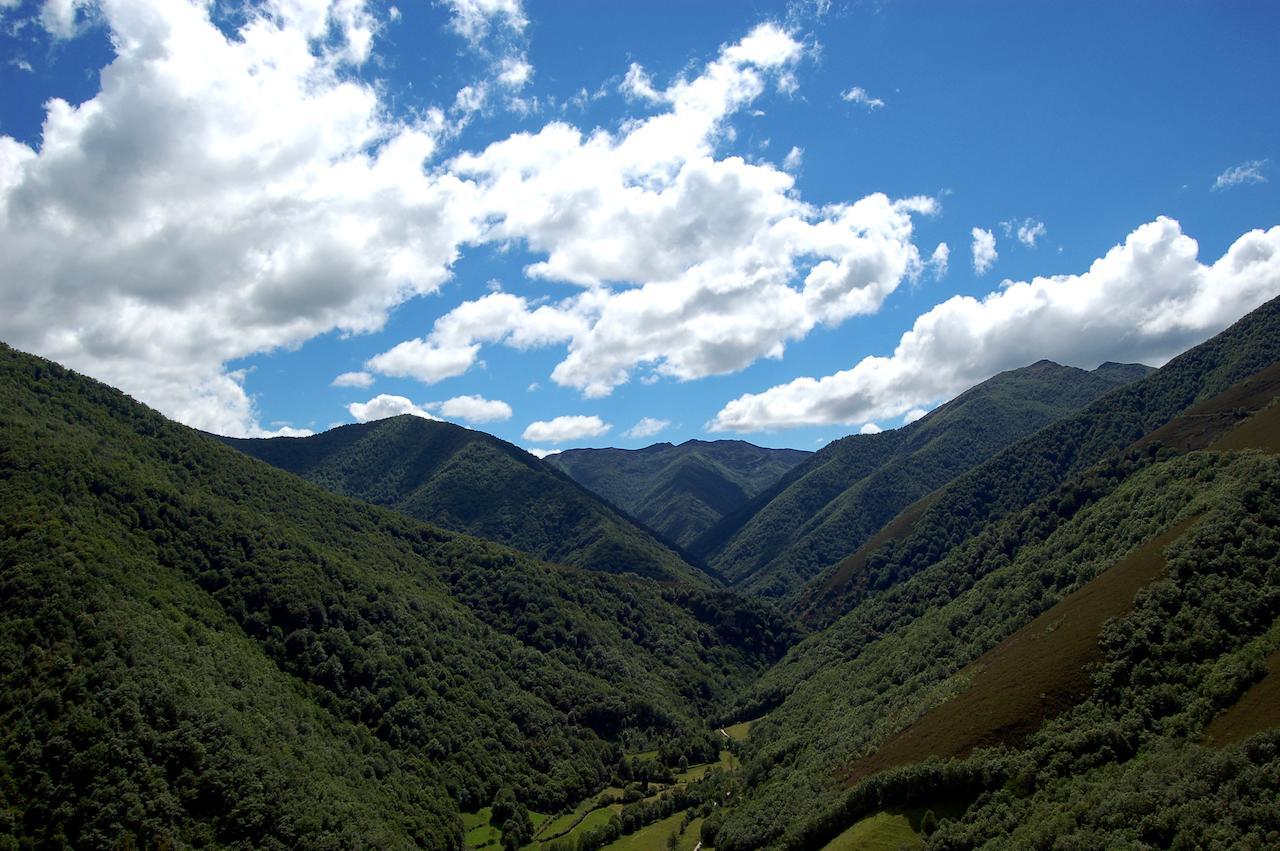 El Mirador De Fuentes Del Narcea Hotel Monco Bagian luar foto